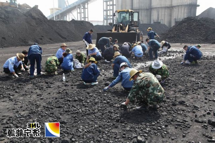 义桥煤矿组织机关人员“捡矸石”保煤质