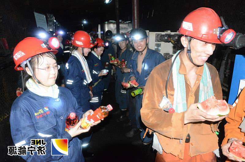 霄云煤矿开展井下送清凉活动