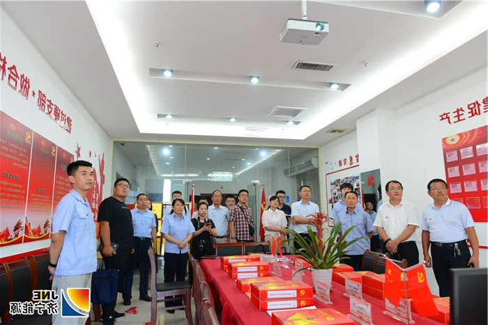 1564645865223980.jpg 2019年7月30日,济宁市国投公司党委副书记、工会主席马振到安居煤矿对标交流党建工作(陈继德摄).jpg