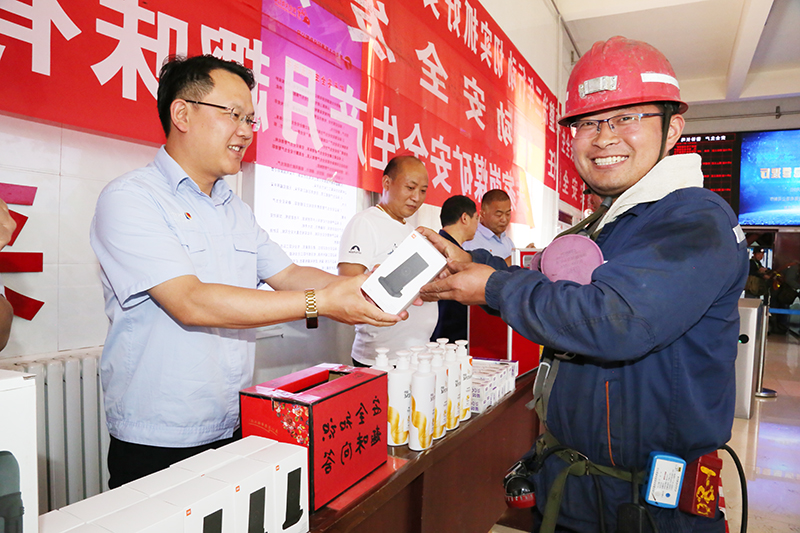2021年6月23日朱家峁煤矿开展“安全生产月”趣味答题活动（张奎连摄） (3).jpg