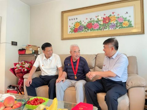 市国资委领导带队走访慰问集团公司老党员和困难党员