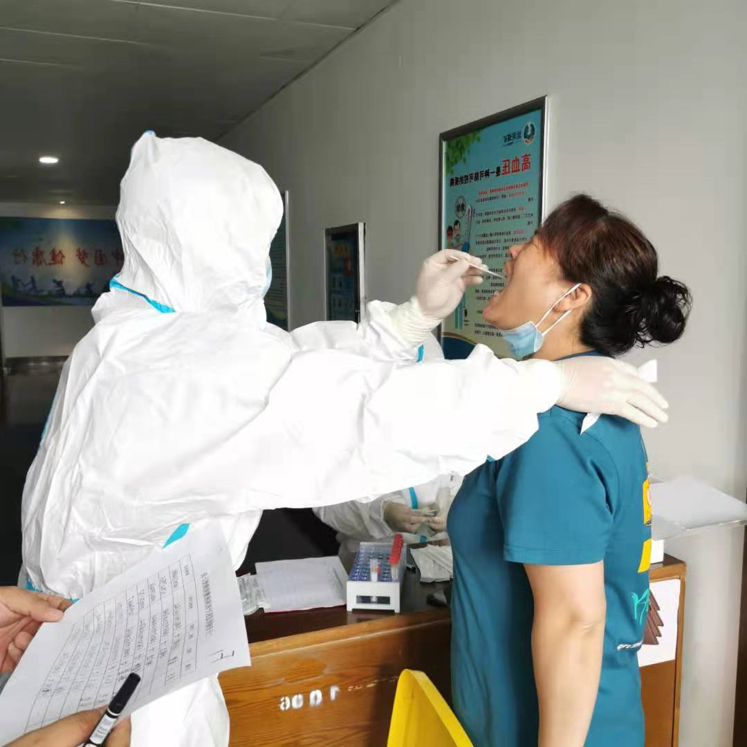 2021年8月5日，运河煤矿开展特定人群核酸检测 做好职工健康的“守门人”（翟义枫 单贝） (3).jpg