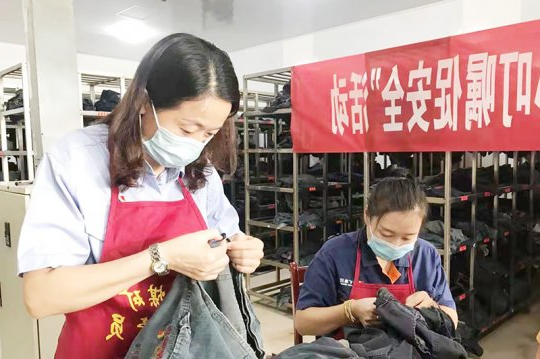 金桥煤矿开展“缝补衣服暖人心   细心叮嘱促安全”活动