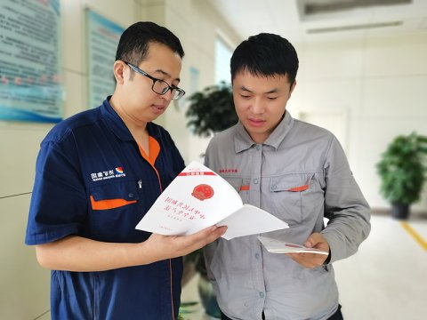 学标准·对标准·落实标准丨民生热能：发放标准规范书籍  全员学习充电忙