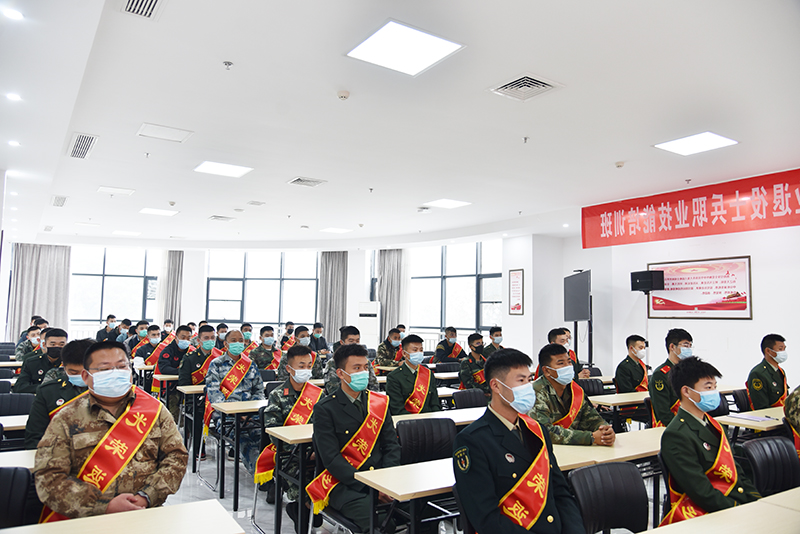 2021年退役士兵职业技能培训班在致远教育开班 (2).jpg