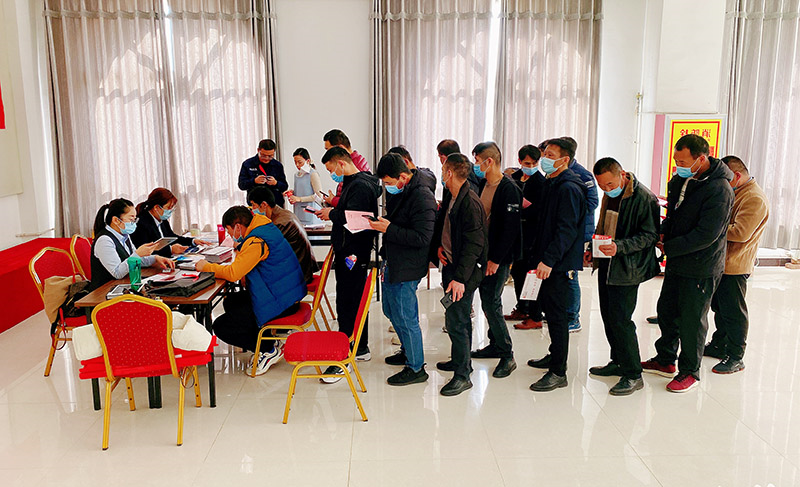 2121年11月12日朱家峁煤矿贴心送服务 为新入职职工现场办理工资卡（范元元摄）.jpg