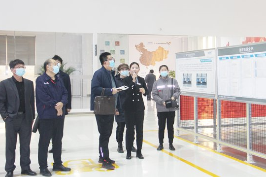 新华社记者到精密制造产业园调研参观