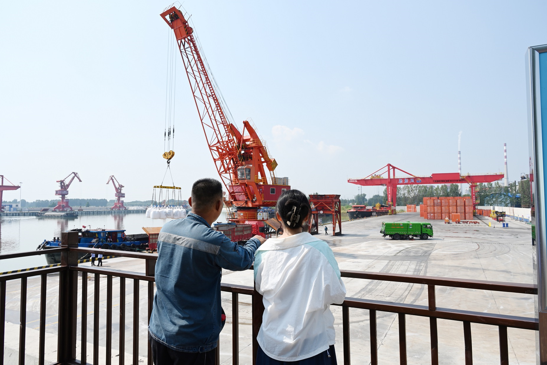 1694156984613504.jpg 2023年8月30日,跃进港开展“金秋助学”活动 (3).jpg