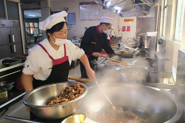 花园煤矿聚焦职工“心”需求，烹饪爱心“阳光餐”