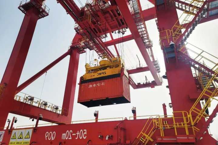 自主创新！龙拱港成功研制“岸桥开顶箱用导板组件”获好评