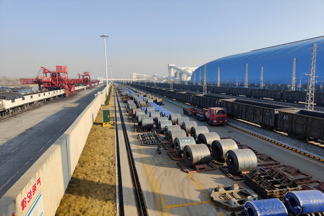 冲刺四季度丨梁山港钢卷卸车创新高！②（拍摄地点：货场管理厂 拍摄人：刘学路）.jpg(1).jpg