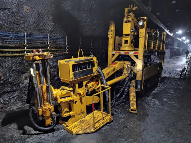 “四新”赋能！阳城煤矿投用轨道梁辅助安装车