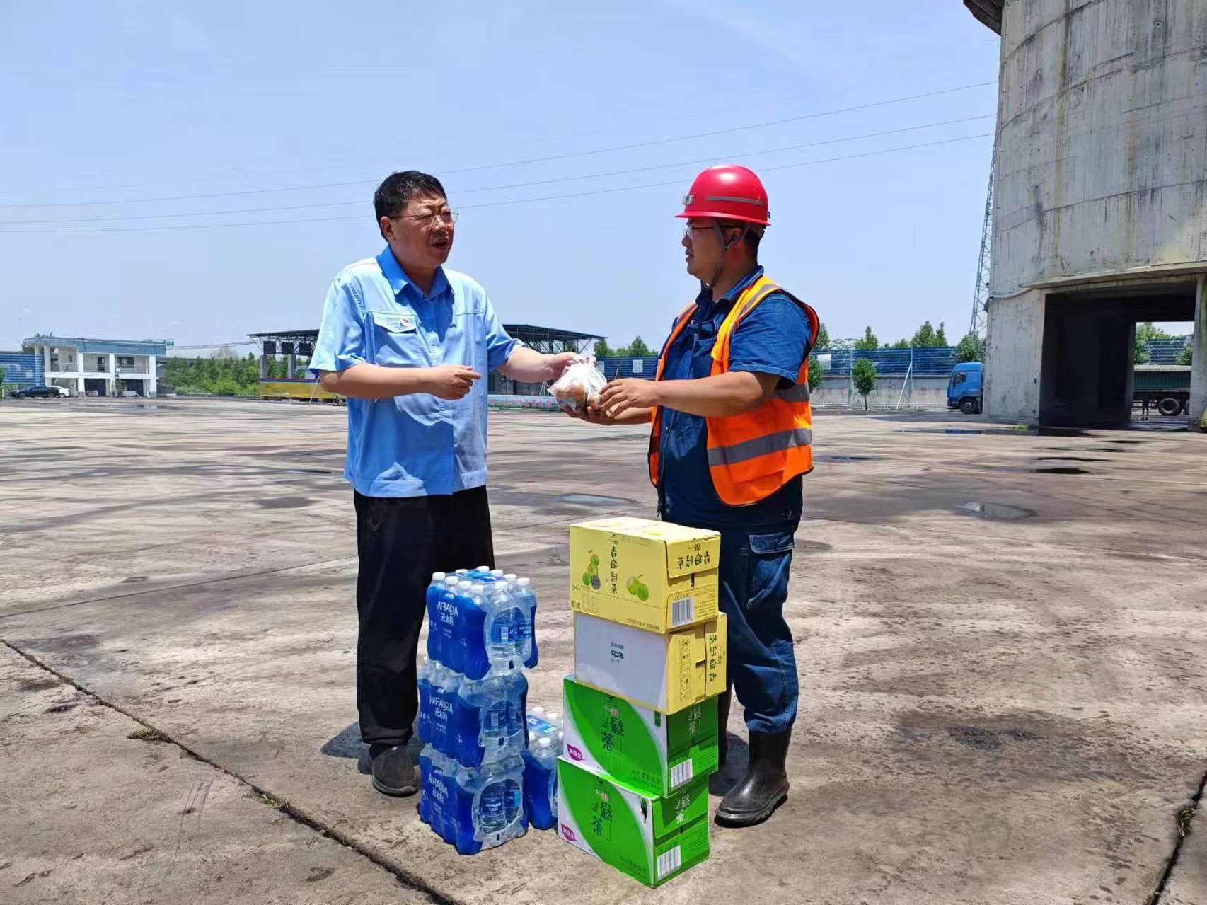 1718174938132111.jpg 端午“凉”策 点燃职工工作热情----安居煤矿副书记李大路走进煤场开展夏送清凉活动.jpg