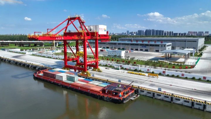 龙拱港外贸箱首次满载出海