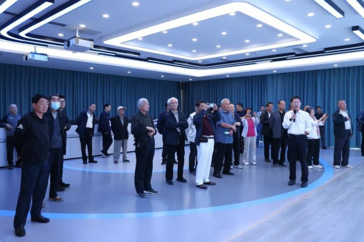 市人大常委会机关退休干部到龙拱港考察调研