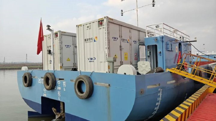 新华社丨新能源船，冬日微山湖上一抹新“绿”