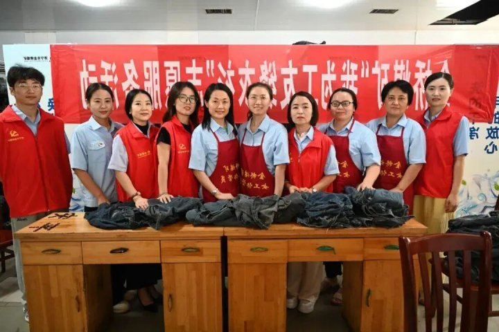 金桥煤矿组织开展“我为工友缝衣衫”志愿服务活动