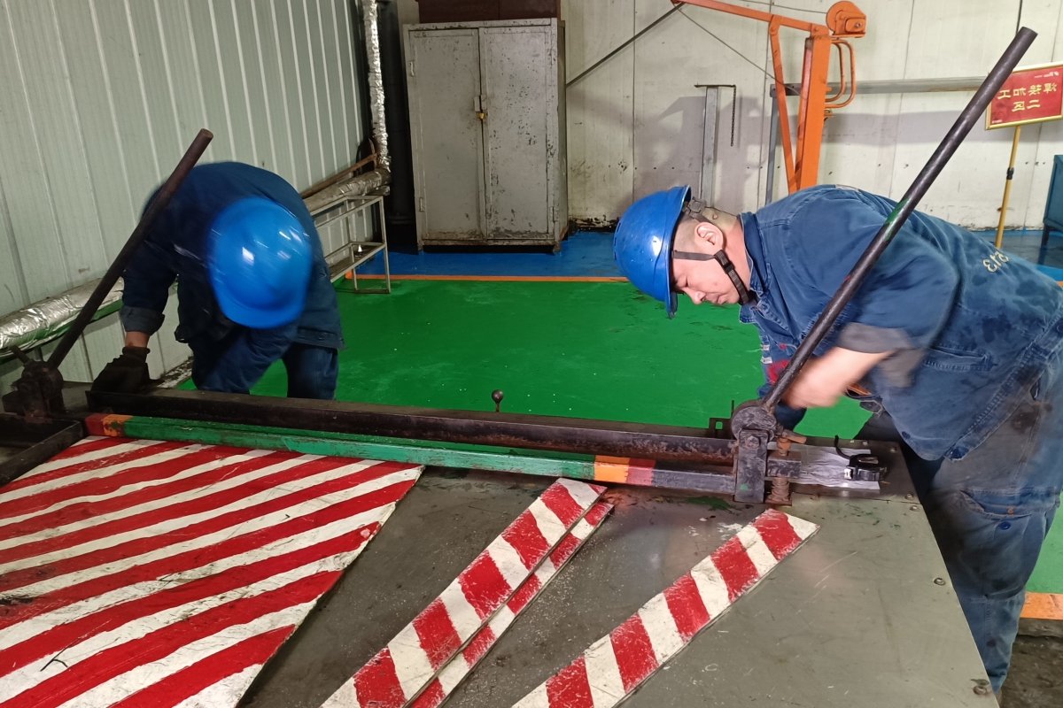 1760060864885723.jpg 机修车间创新皮带切割机.jpg